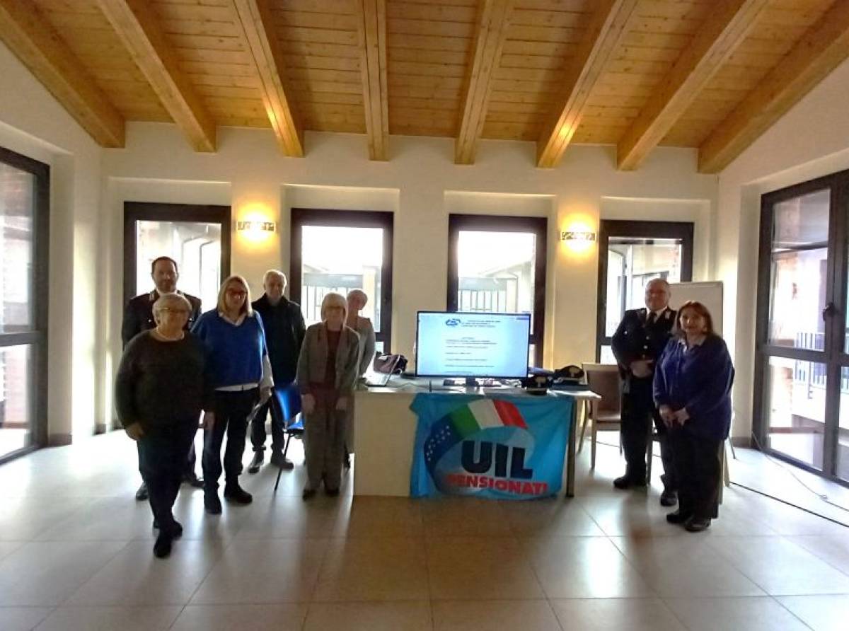 Venaria, i Carabinieri incontrano gli anziani per prevenire le truffe online: allarme sul nuovo raggiro WhatsApp